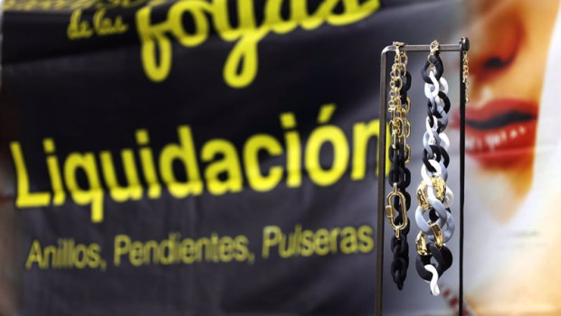 ep archivo   venta de joyas en una feria de stock de mercancias