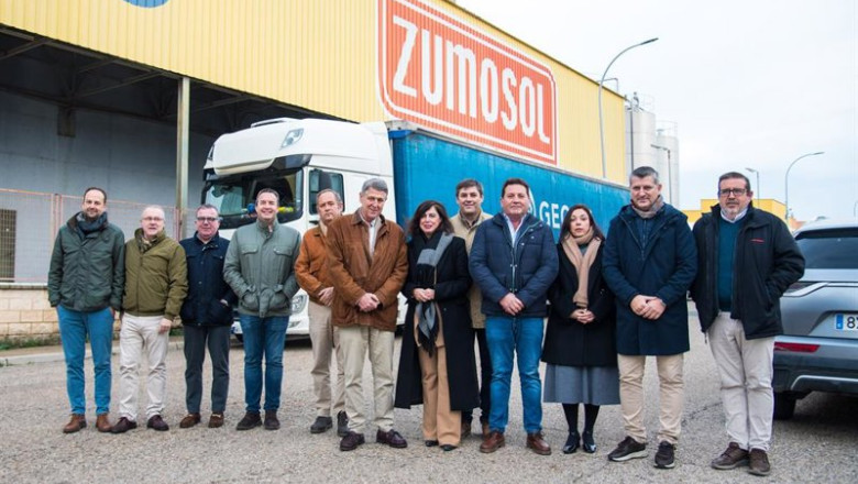 Autoridades frente a las instalaciones de la antigua fábrica de Zumosol. | AYUNTAMIENTO DE PALMA DEL RÍO ep autoridades frente a las instalaciones de la antigua fabrica de zumosol