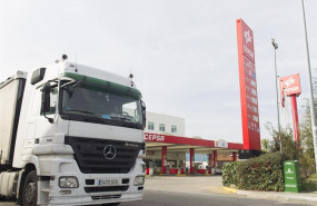 ep camion ante una gasolinera