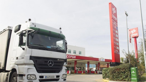 ep camion ante una gasolinera