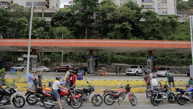 ep cola en una gasolinera de venezuela
