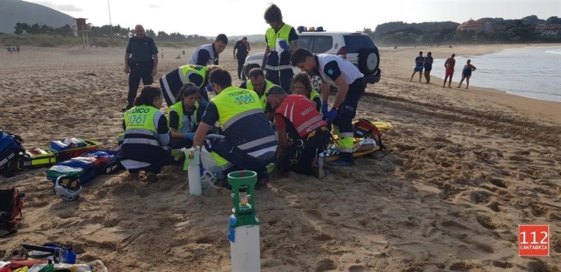 ep efectivos de emergencias atienden a la mujer fallecida en la playa de joyel