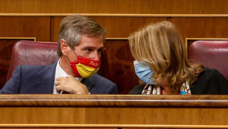 El exalcalde de Boadilla del Monte, Antonio González Terol, mantiene una conversación con la vicesecretaria de Política Sectorial del PP, Elvira Rodríguez, durante la sesión plenaria en el Congreso | EUROPA PRESS/R.Rubio.POOL - Europa Press ep el exalcalde de boadilla del monte antonio gonzalez terol mantiene una conversacion con la