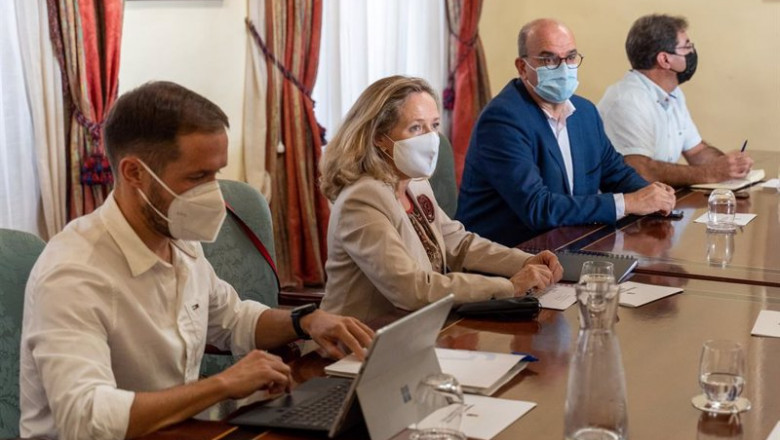 El presidente del cabildo de La Palma, Mariano Hernández; la ministra de Asuntos Económicos y Transformación Digital, Nadia Calviño y el delegado del Gobierno, Anselmo Pestana, durante una reunión con alcaldes en La Palma | Europa Press ep el presidente del cabildo de la palma mariano hernandez la ministra de asuntos economicos y