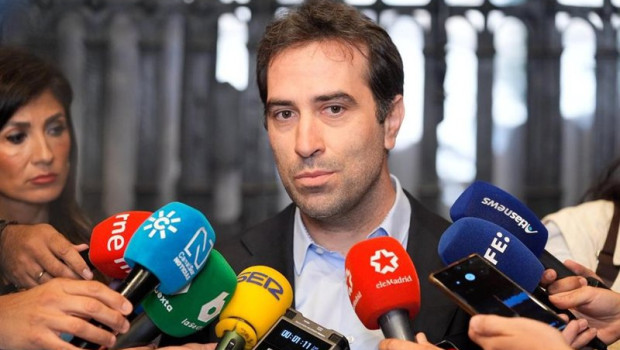 ep el vicepresidente primero del gobierno y ministro de economia carlos cuerpo en una atencion a