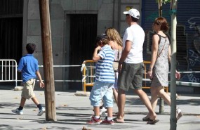 ep familia numerosa paseando paseo matrimonio ninos verano