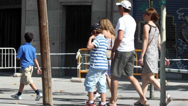 ep familia numerosa paseando paseo matrimonio ninos verano