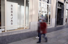 ep gente caminando por la calle en plena campana de rebajas en las tiendas