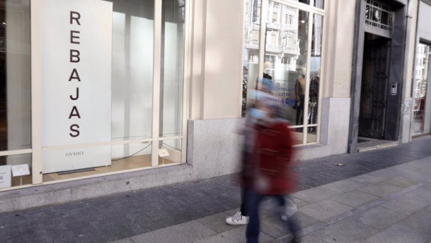 ep gente caminando por la calle en plena campana de rebajas en las tiendas
