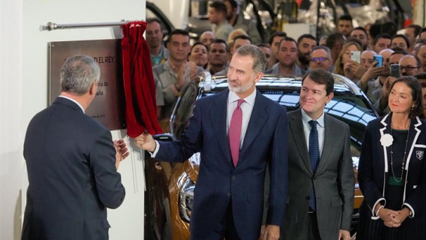 ep i-d el presidente de renault espana jose vicente de los mozos el rey felipe vi descubriendo placa