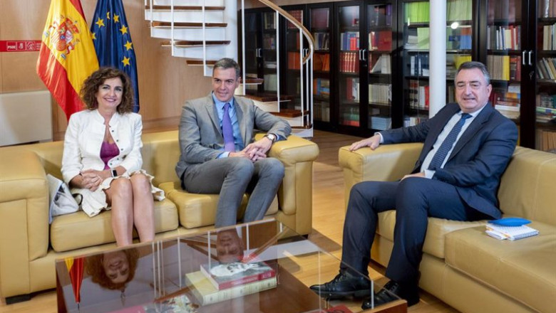 ep i d la ministra de hacienda y funcion publica en funciones maria jesus montero y el presidente ep i d la ministra de hacienda y funcion publica en funciones maria jesus montero y el presidente