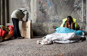 ep inmigracion inmigrantes viviendola calle pobreza pobre pobres sudafricanos sudafricano sin techo sin hogar sin trabajo gentela calle raza negra mendicidad mendigos mendigo indigente indigentes vagabundo vagabundos