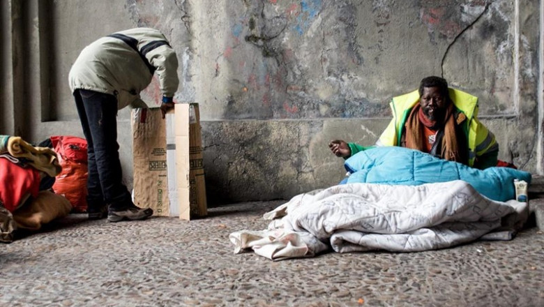 ep inmigracion inmigrantes viviendola calle pobreza pobre pobres sudafricanos sudafricano sin techo sin hogar sin trabajo gentela calle raza negra mendicidad mendigos mendigo indigente indigentes vagabundo vagabundos
