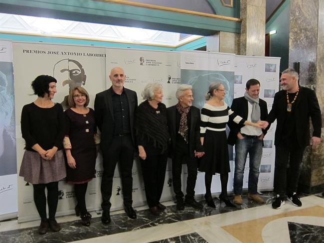 Juana de Grandes con los III premiados por la Fundación Labordeta | EUROPA PRESS ep juanagrandeslos iii premiadosla fundacion labordeta