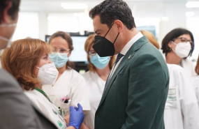 ep juanma moreno en su visita este jueves al hospital puerta del mar en cadiz