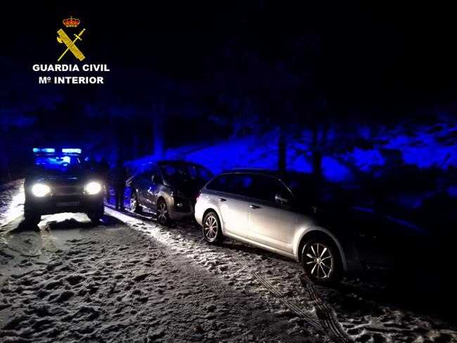 ep la guardia civil rescata11 personas aisladasla nieveplena nocheel