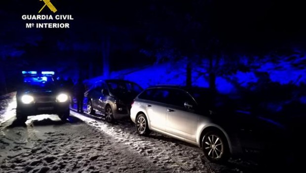 ep la guardia civil rescata11 personas aisladasla nieveplena nocheel