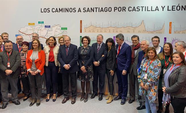 La ministra Reyes Maroto, junto a Herrera y otros representantes de la región | EUROPA PRESS ep la ministra reyes maroto juntoherreraotros representantesla region