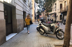 ep motos aparcadas en la acera en una calle del barrio de la vila de grcia