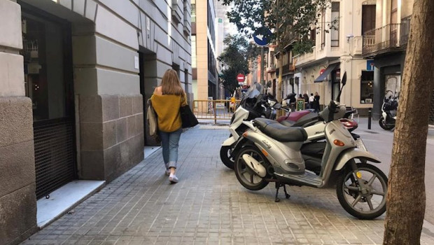 ep motos aparcadas en la acera en una calle del barrio de la vila de grcia