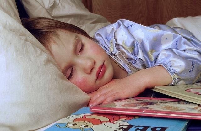 Niña durmiendo, dormida, cama | FLIKR/KATRINA BR*?#*!@ND ep nina durmiendo dormida cama