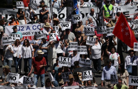 ep numerosas personas marchan durante una manifestacion para exigir al reta una pasarela completa