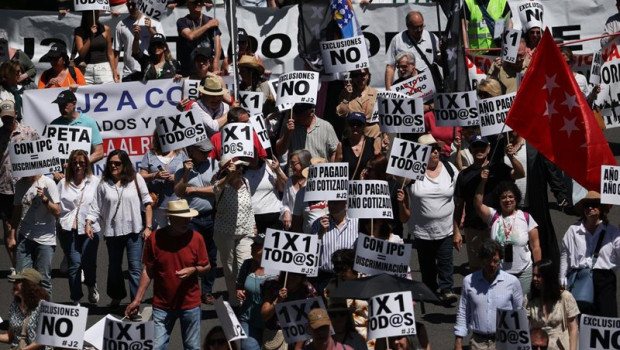 ep numerosas personas marchan durante una manifestacion para exigir al reta una pasarela completa