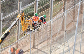 ep operarios retirando las concertinas de la valla de ceuta a 04 de diciembre de 2019