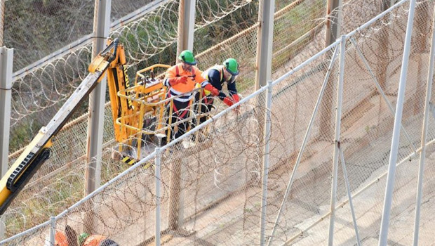 ep operarios retirando las concertinas de la valla de ceuta a 04 de diciembre de 2019