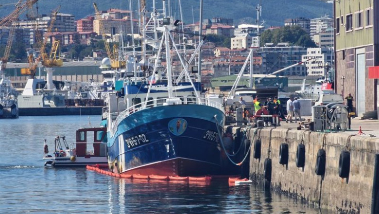 Palangrero 'Siempre Perla' tras ser estabilizado en el puerto de Vigo | EUROPA PRESS ep palangrero siempre perla tras ser estabilizado en el puerto de vigo