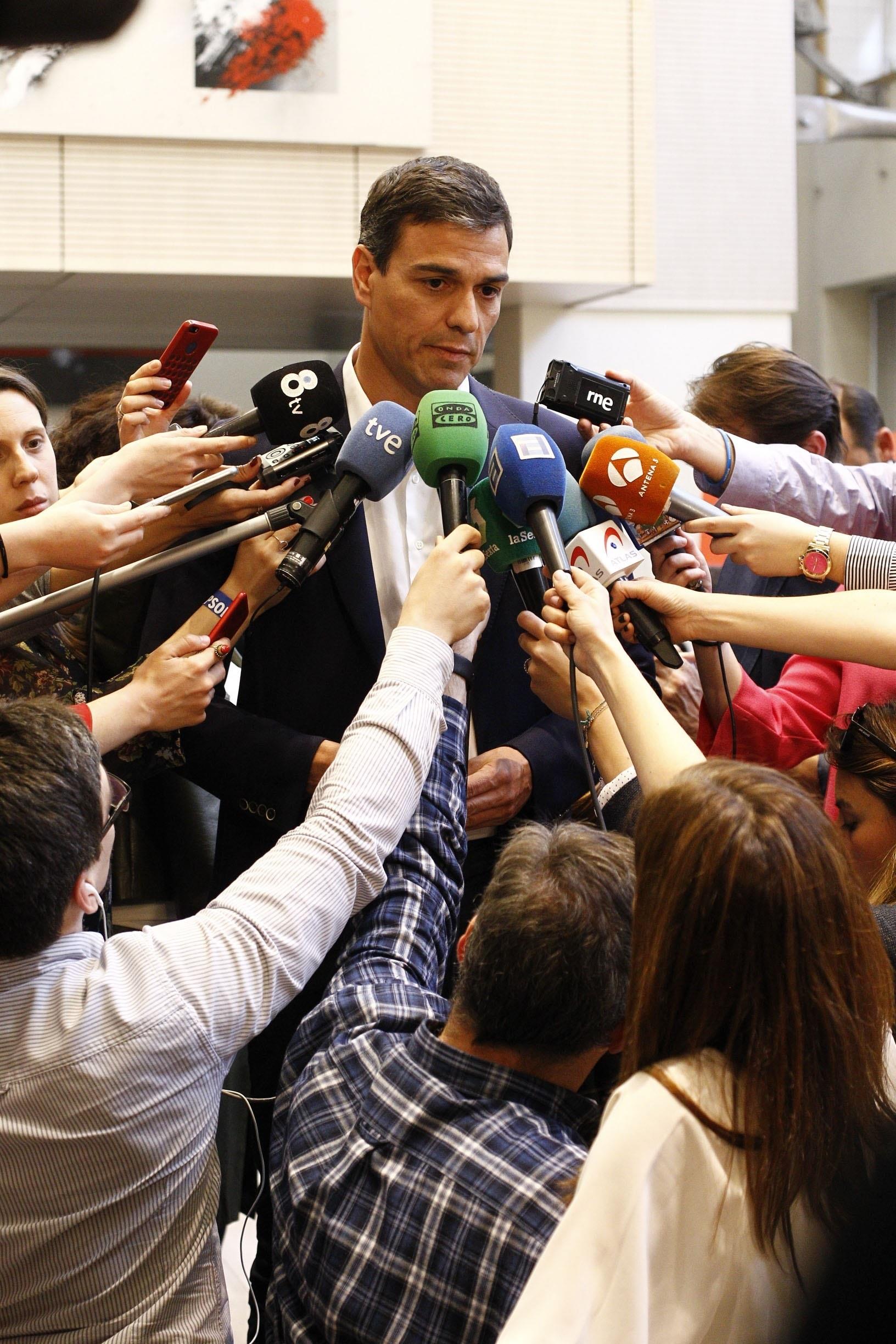 Pedro Sánchez se despide de Carme Chacón en Ferraz | EUROPA PRESS ep pedro sanchezdespidecarme chaconferraz