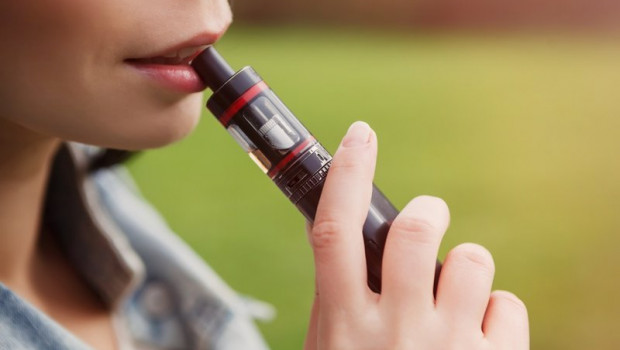 ep persona usando un vapeador