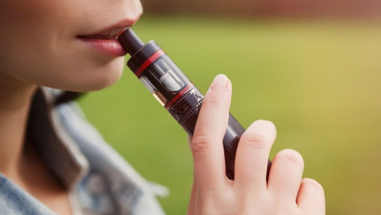 ep persona usando un vapeador