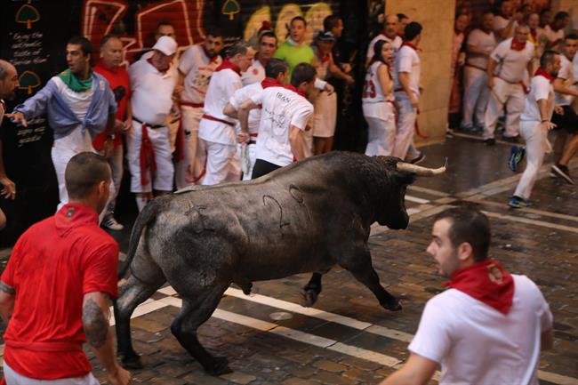 Segundo encierro de Sanfermines 2018 con toros de José Escolar. | DAVID DOMENCH/EUROPA PRESS ep segundo encierrosanfermines 2018torosjose escolar