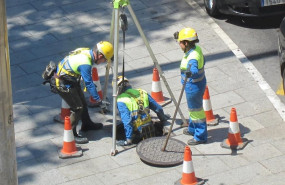 ep seguridad en el trabajo seguridad laboral obreros con casco y chaleco reflectante obra senalizada