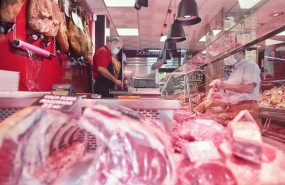 ep un hombre comprando en una carniceria