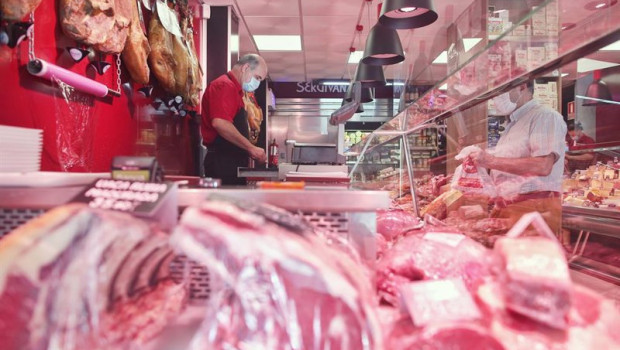 ep un hombre comprando en una carniceria