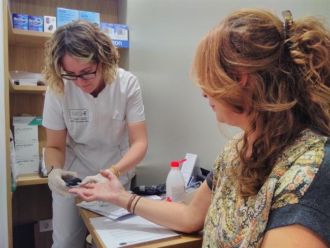 Una farmacéutica realiza una prueba de glucemia a una usuaria | EUROPA PRESS ep una farmaceutica realizapruebaglucemiauna usuaria