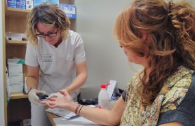 ep una farmaceutica realizapruebaglucemiauna usuaria