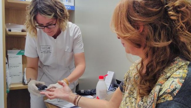 ep una farmaceutica realizapruebaglucemiauna usuaria