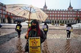 ep una mujer sostiene un paraguas y una pancarta en la protesta convocada por el sector de la