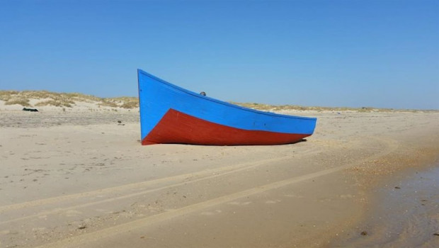 ep una patera en a la playa recurso