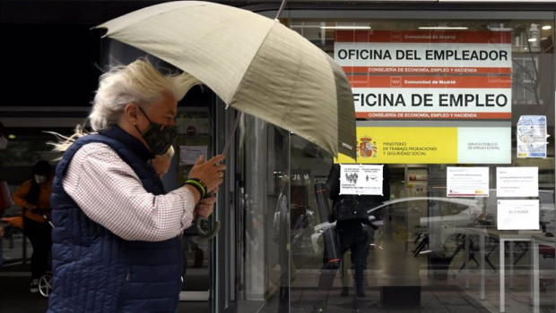 ep una persona pasa al lado de una oficina de empleo en madrid