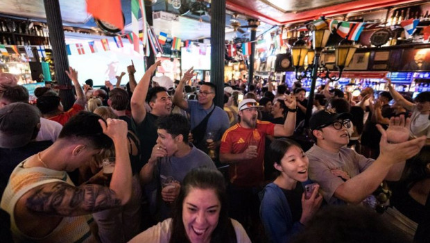 ep varios aficionados celebran un gol del partido de espana en la eurocopa