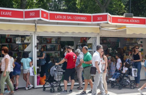 ep visitantes pasean por las casetas de la feria del libro de madrid en 2019