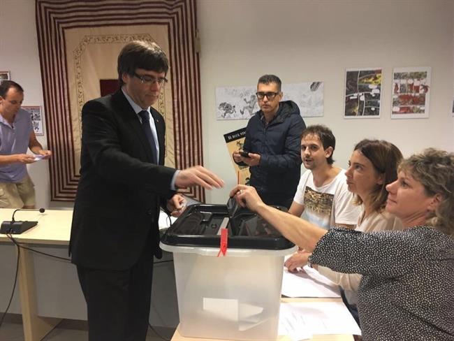 Votación del presidente de la Generalitat, Carles Puigdemont, en el 1-O | EUROPA PRESS ep votacionpresidentela generalitat carles puigdemont en1-o