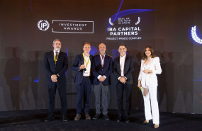 jesus valderrama y thierry julienne co fundadores de iba capital partners recibiendo uno de sus premios 