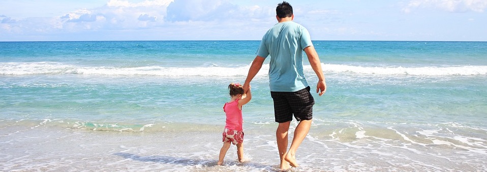 padre hija playa paternidad familia playa vacaciones portada