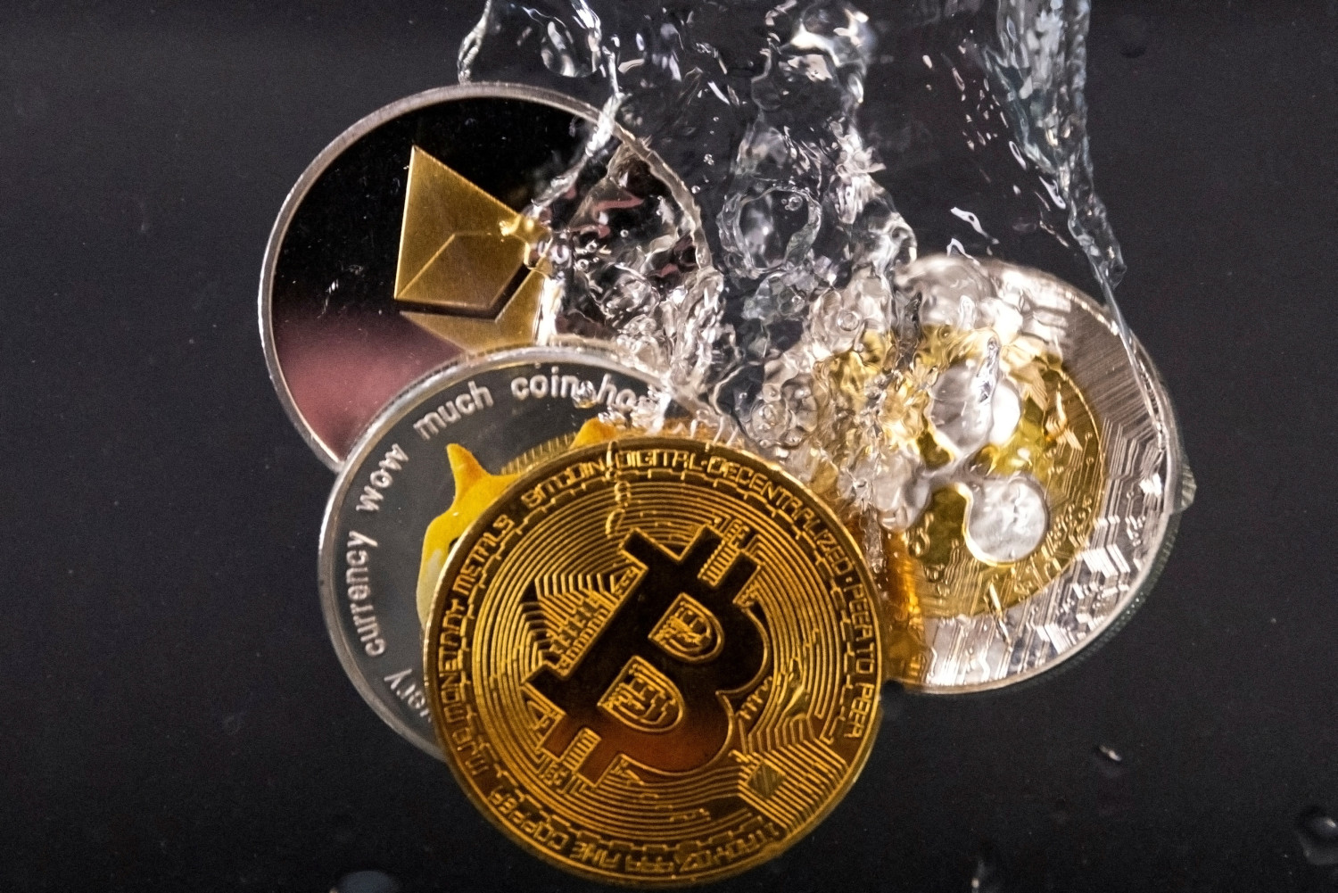 photo d illustration d archives de jetons representant les reseaux de crypto monnaies bitcoin ethereum dogecoin et ripple 20221014164718 