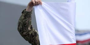 un soldat americain deroule un drapeau de la pologne a gdynia 